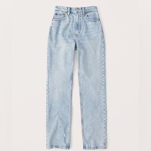 Abercrombie Curve Love Ultra High Rise 90s Straight Jean - Light Wash